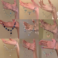 赤い本の同じタイプの蝶はタッセルのネックレスの女性をかぶって逃げています。