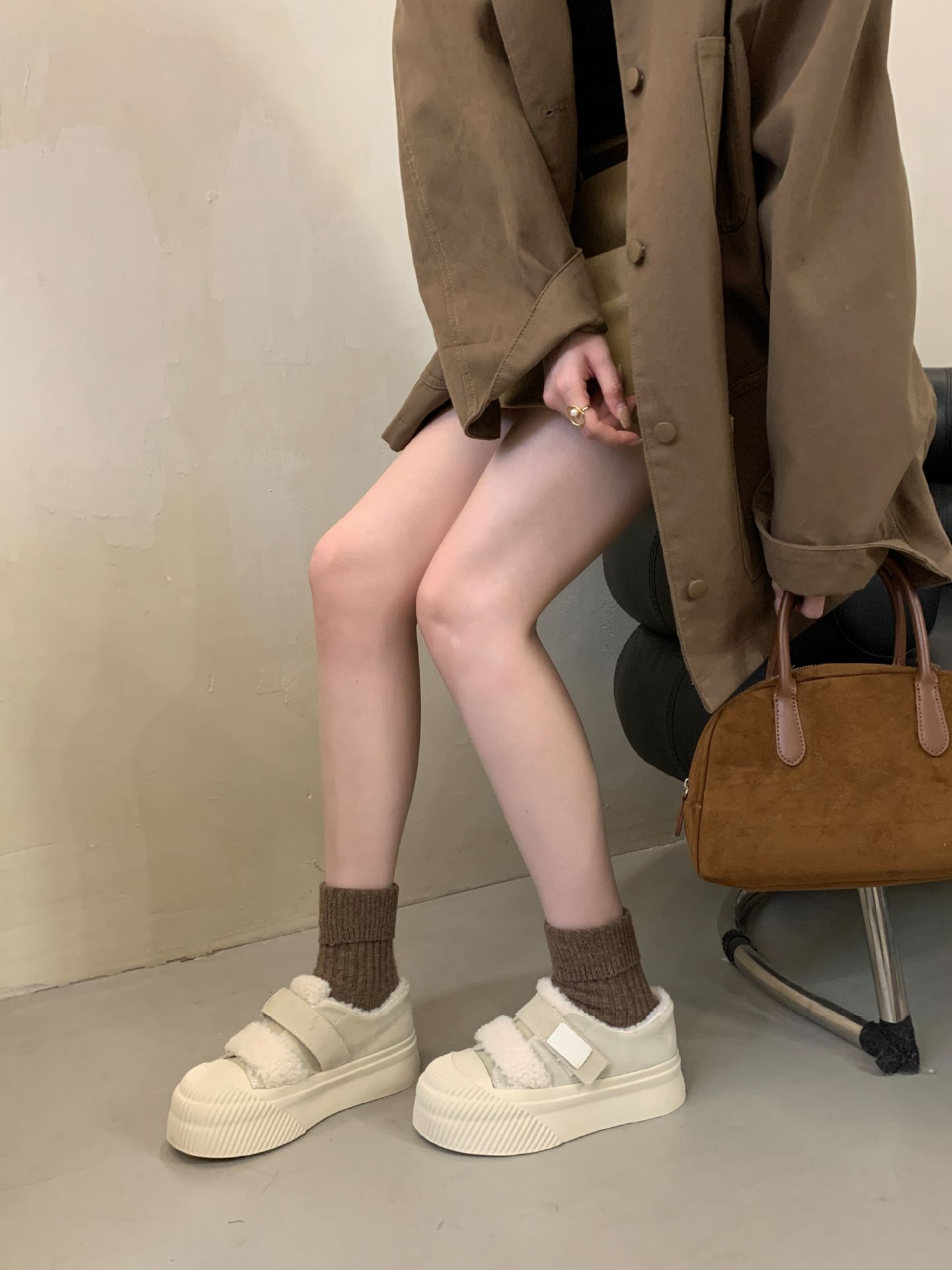 Chaussures ShoeGlobe Grape Mom Automne Hiver Nouvelles Chaussures en cuir véritable à semelle épaisse et doublure en velours épais, chaudes et décontractées, couleur blanc biscuit, pour femmes_voghion.com