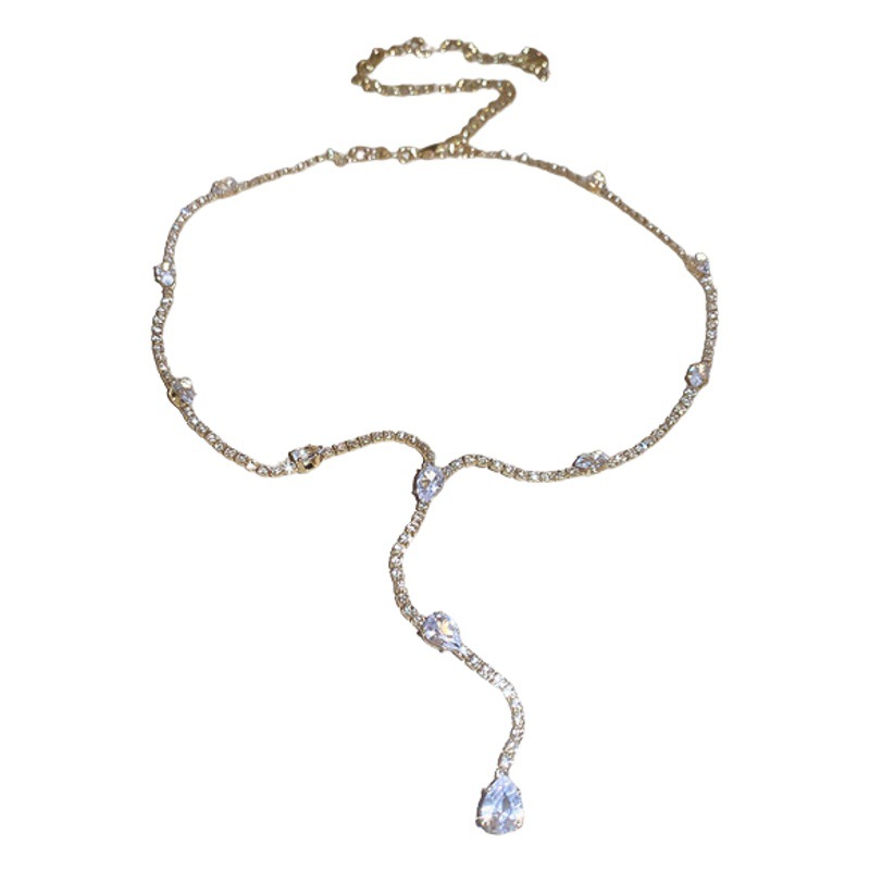Collar de borla de gota de agua incrustada en forma de diamante en forma de Y accesorios de vestido de lujo ligero cadena de clavícula larga collar colgante de temperamento de nicho para mujeres
