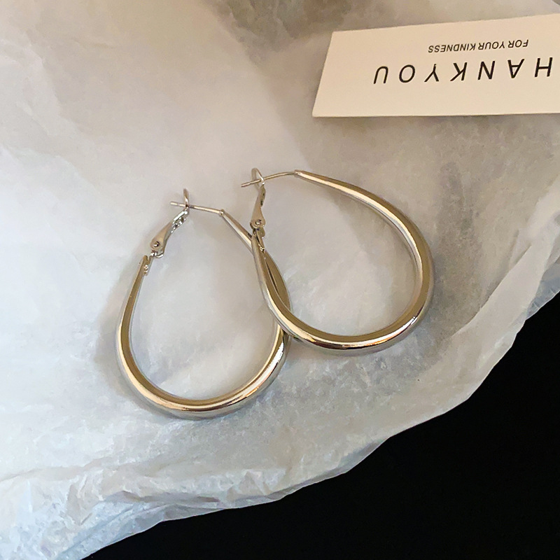 Pendientes redondos irregulares con aguja de plata Pendientes simples y fríos de moda Pendientes europeos y americanos de lujo ligero Pendientes de alta gama mujeres