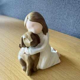 跨境新款创意女孩抱狗轻奢风桌面摆件树脂工艺品家居装饰礼品