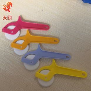 Factory direct selling products food grade PP material cut pizza plastic roller detachable pizza knife