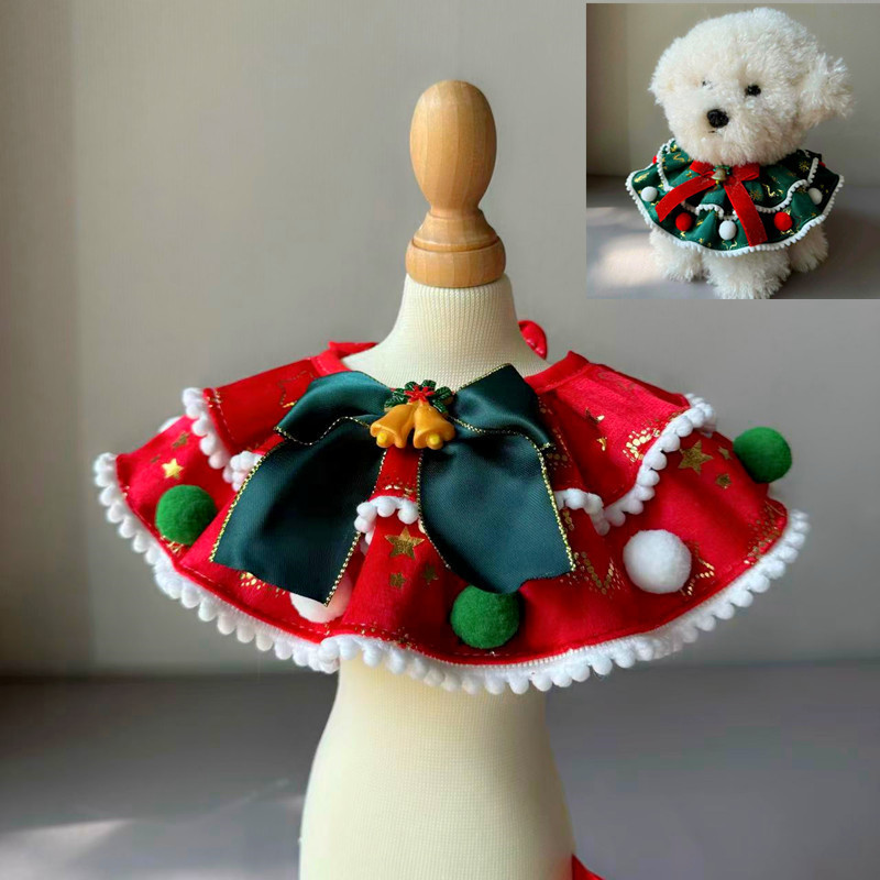 ペットのクリスマスの祝日は首を囲む装飾用品を装います。|undefined