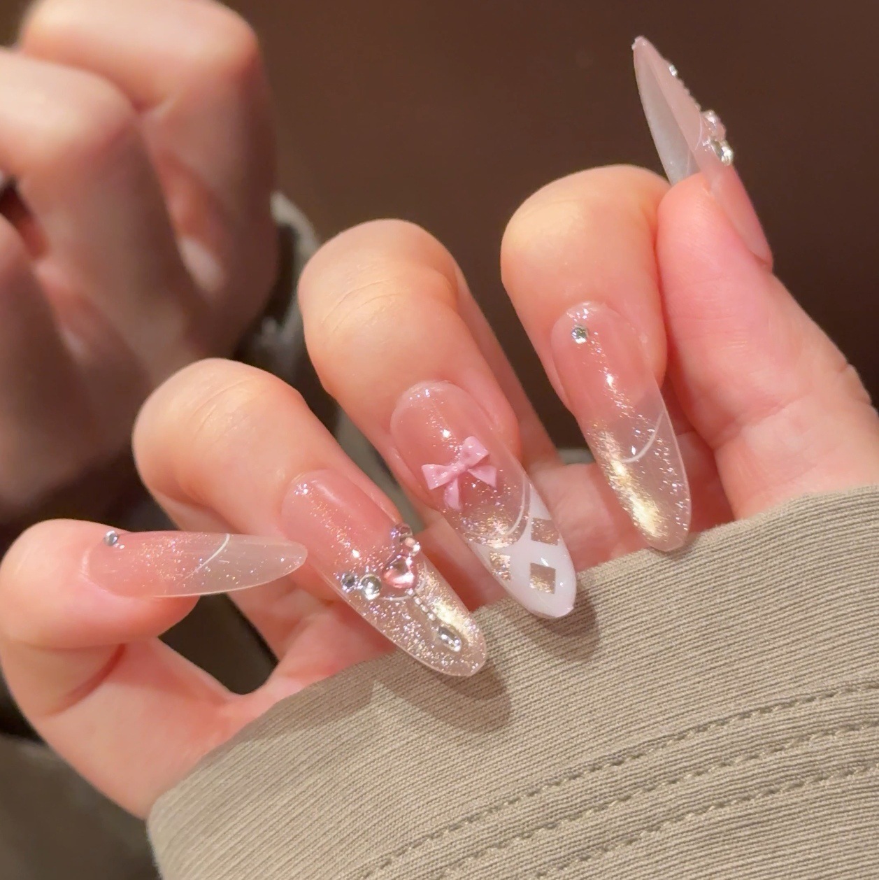 Use un parche de uñas falsas, ojo de gato puro, arco rosa, temperamento de manicure, desmontable.