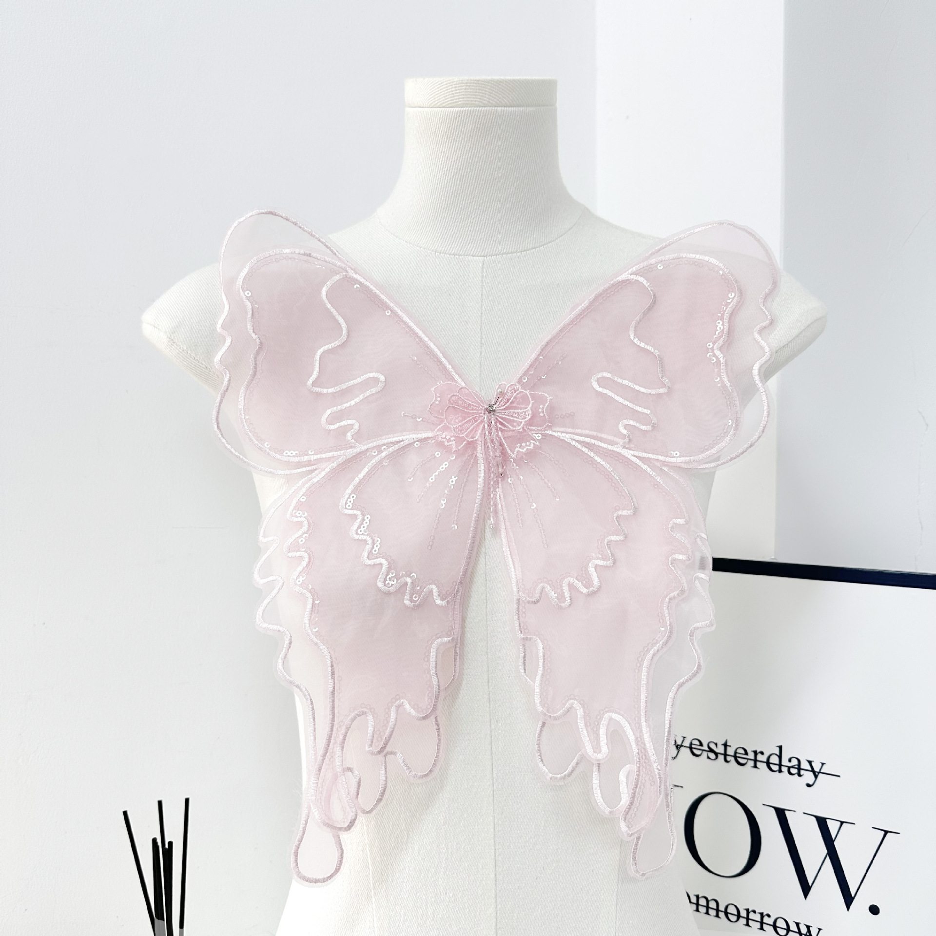 Parches de tela con bordado de encaje en stock, apliques de mariposa para ropa, accesorios para tocados, correas, decoración para camisones y vestidos.