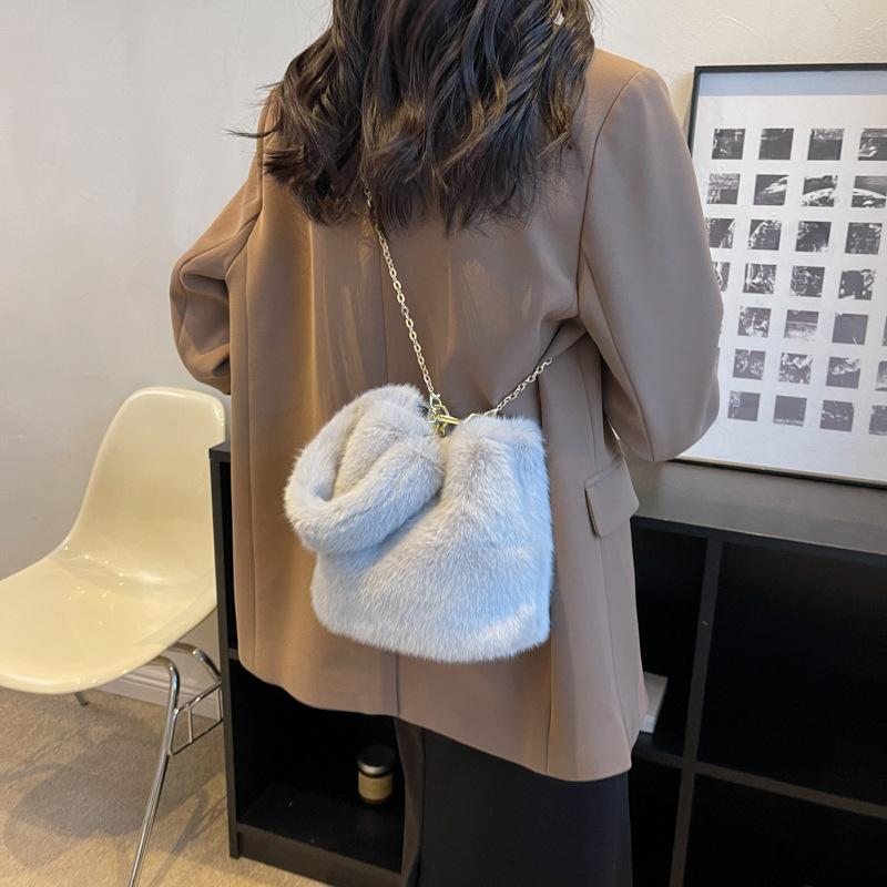 Bolso de peluche de mujeres otoño y invierno 2025 nuevo lindo bolso de cubo de mano bolso de lana de moda simple cadena mochila