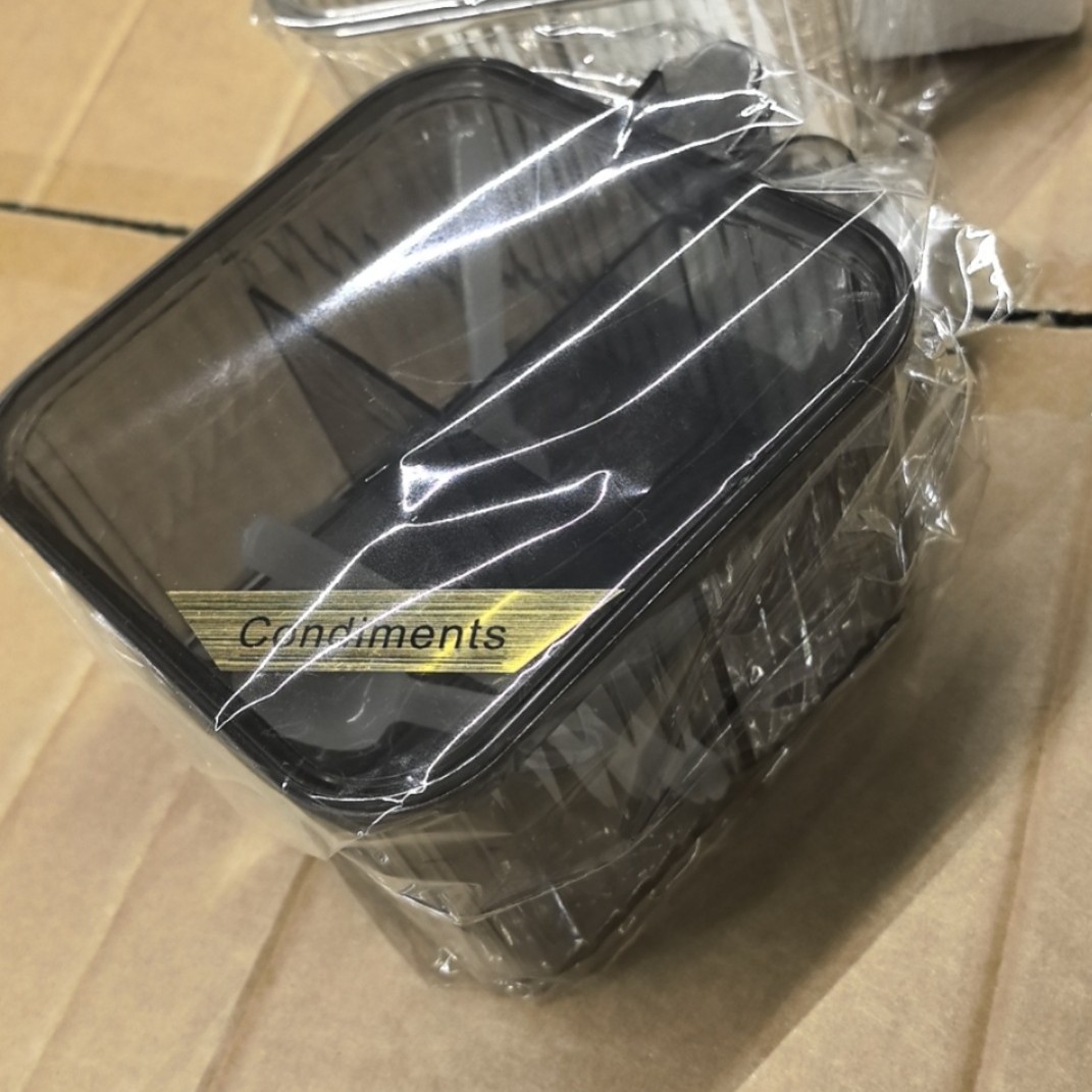 Caja de condimento de plástico de cuatro compartimentos tipo prensado integrada con condimento de cucharas para cocina casera caja de almacenamiento de condimento combinada