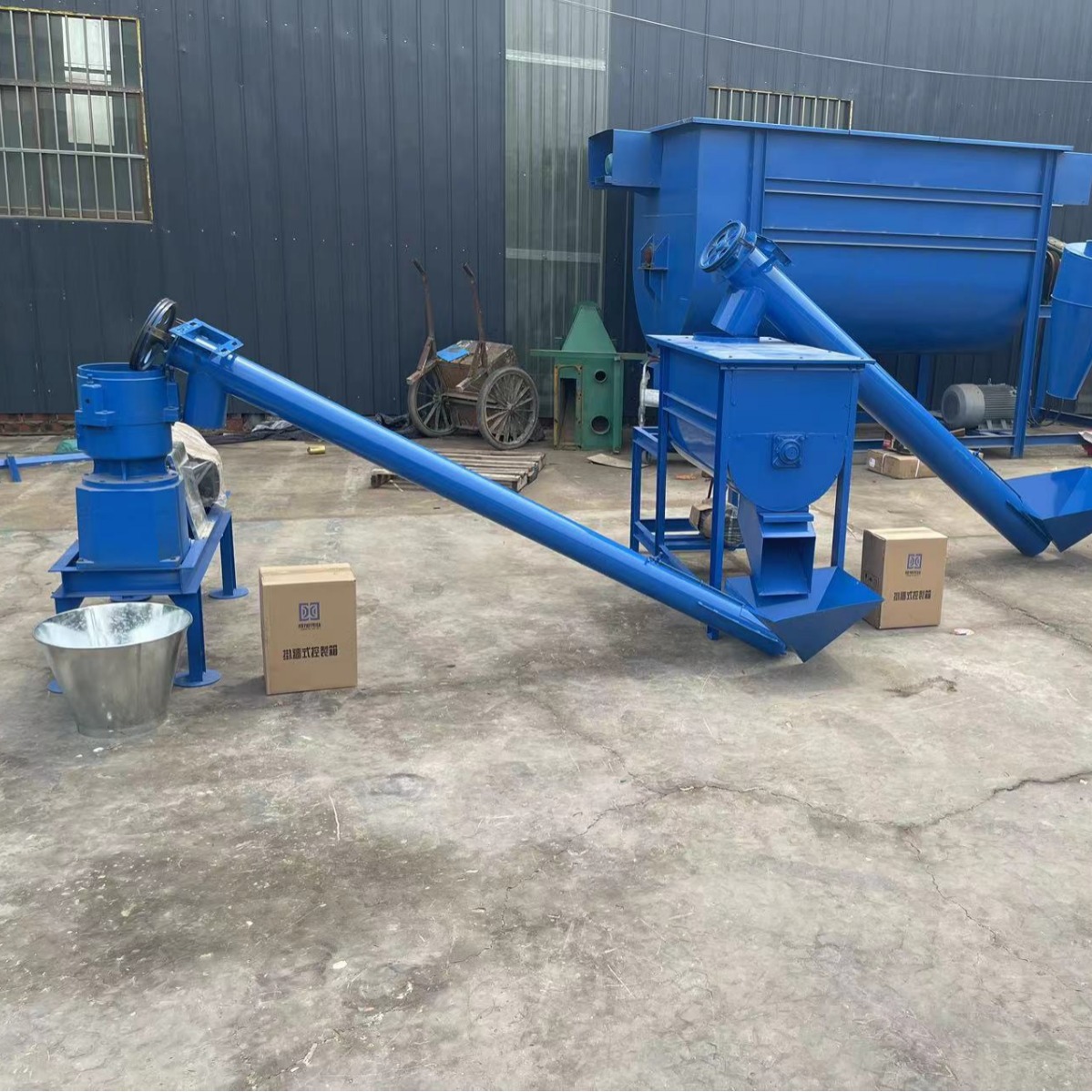 混合饲料颗粒机生产线 玉米生草粉碎混合一体机 自动化畜牧喂料机