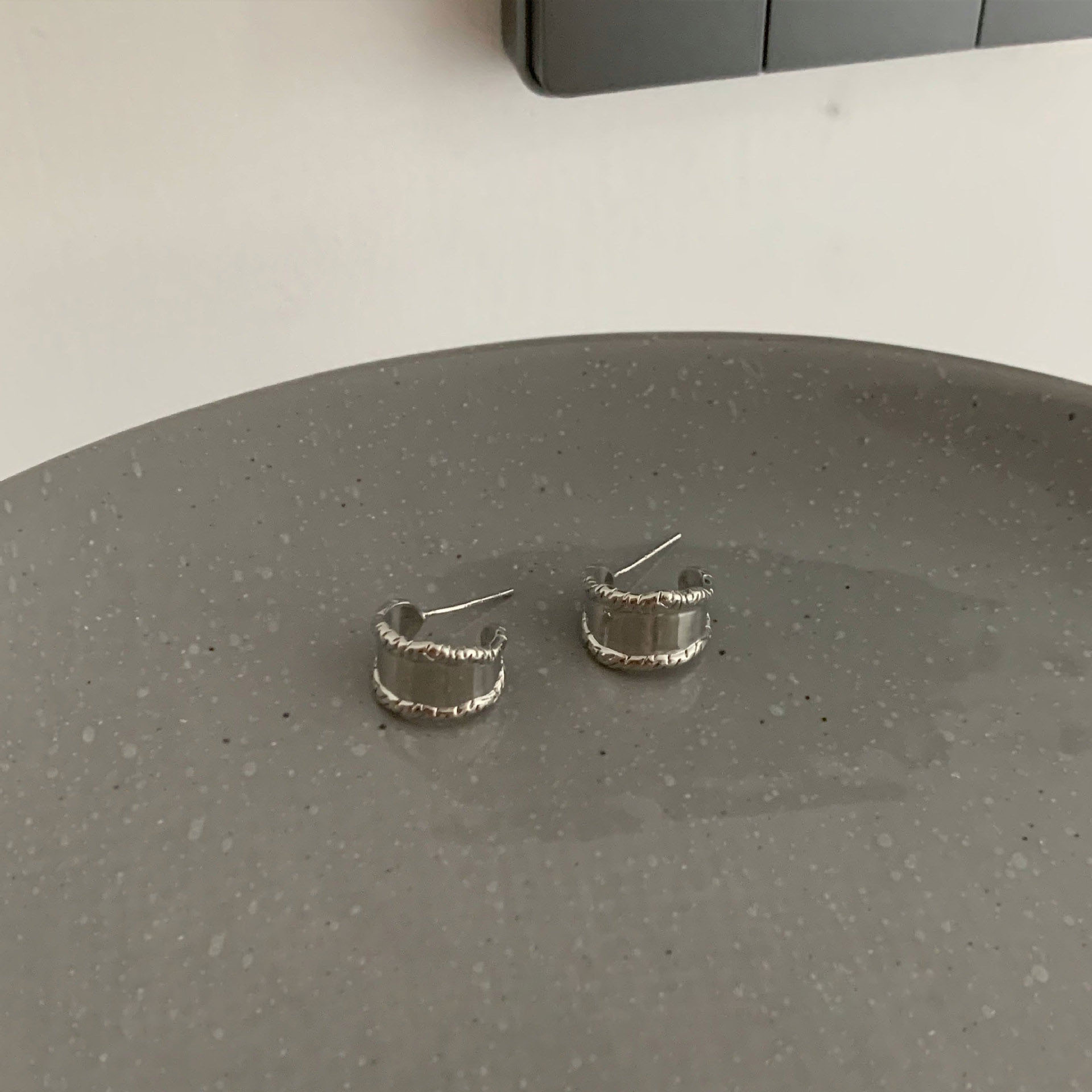 C-shaped metal cool style women in spring summer, new earrings for fashionable commuting, versatile, internet famous,_voghion.com