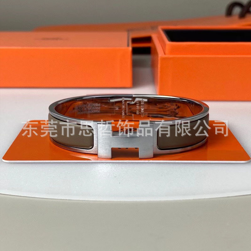 Fábrica directa europea y americana esmalte negro Guerrero pulsera fábrica al por mayor titanio acero Pulsera original diseño luz lujo accesorios femeninos