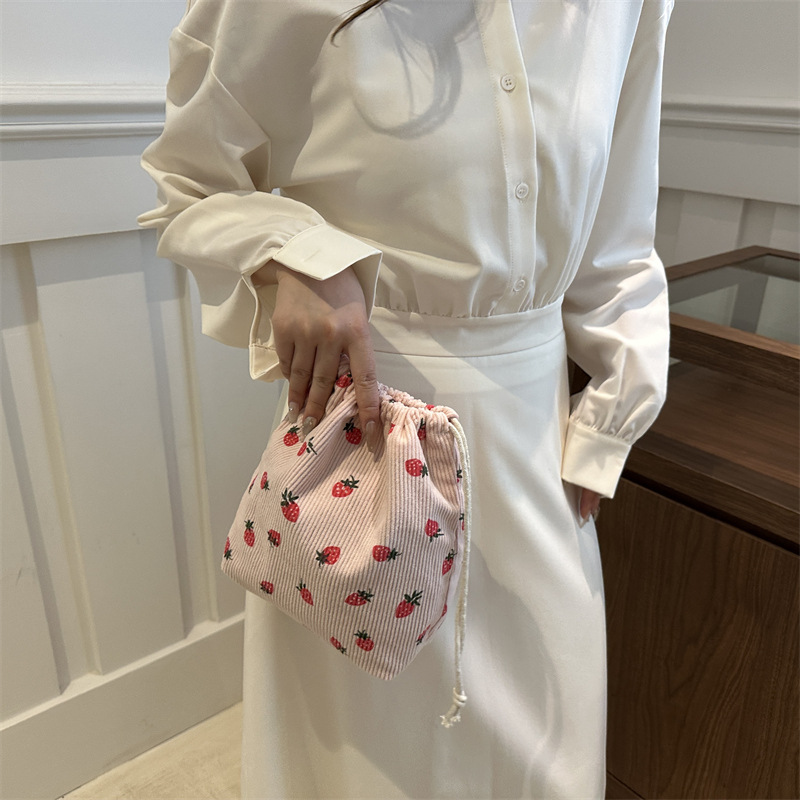 Bolsos de fresas lindos para mujeres 2024 nueva moda bolsas de cubo de velcro simple pequeño fresco de hombro mochila de moda