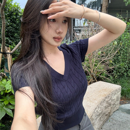 V-neck twist short-sleeved knitted T-shirt women's clothing summer design niche slim slimming hot girl short chic top