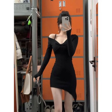 性感辣妹露肩黑色V领打底连衣裙女春夏季不规则修身内搭包臀短裙