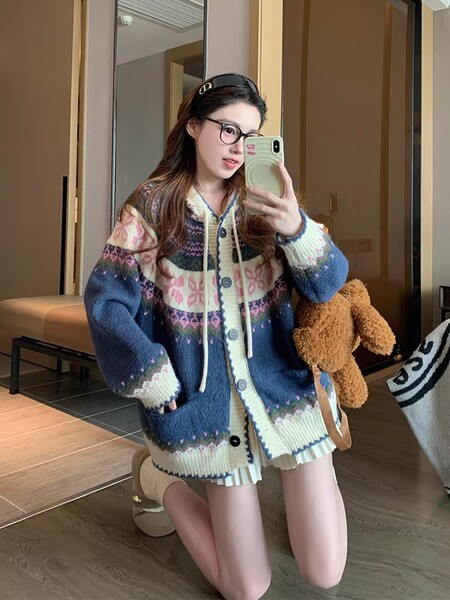 Demi-season sweater with hood
