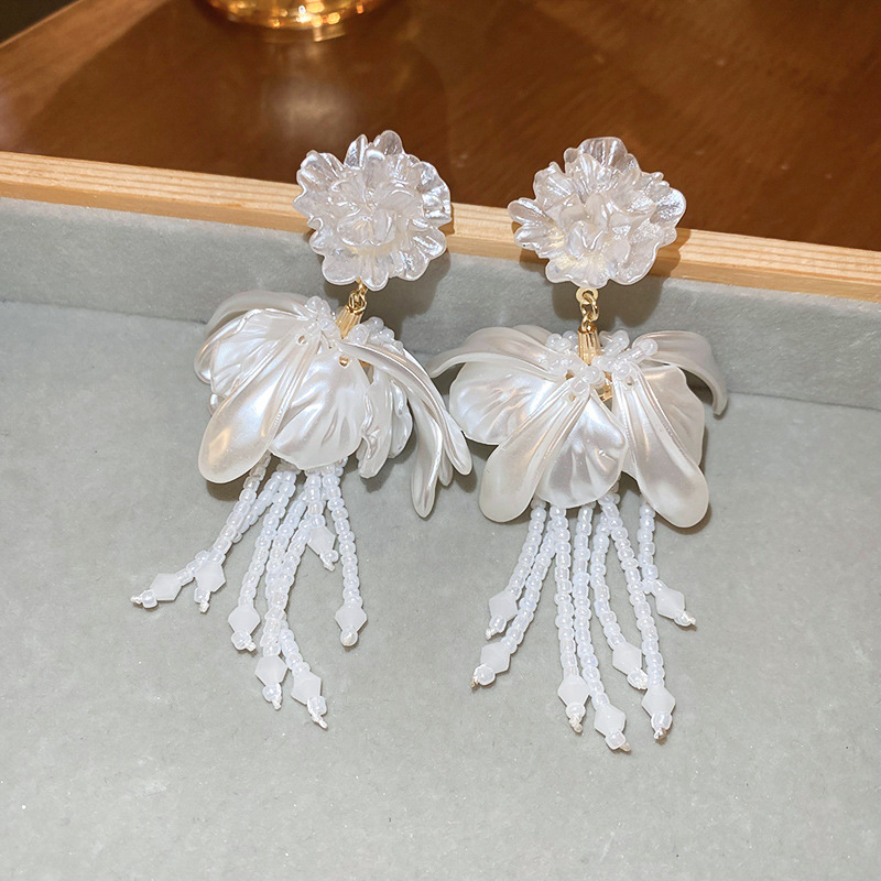 Pendientes de borla de flor de cristal artificial blanco puro con aguja de plata Pendientes de temperamento dulce y elegante Pendientes de sentido avanzado de nicho