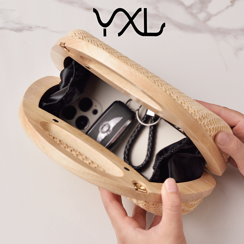 2025 nuevo bolso de mujer con clip de madera maciza tejido de paja bolso de verano de vacaciones junto al mar pequeño bolso de mujer fresco venta caliente transfronteriza