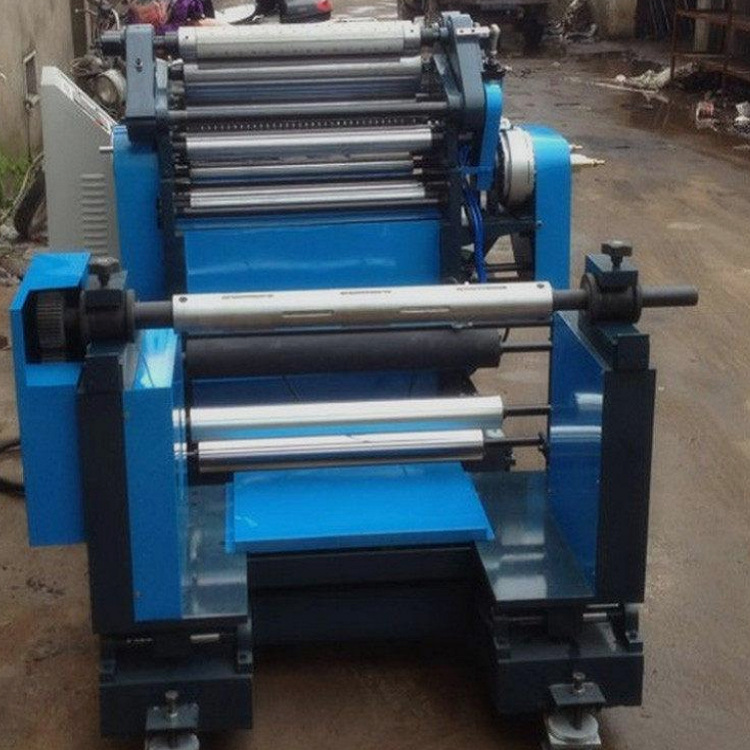 Una mina suministró la máquina de corte de tela no tejida, la máquina de bobinado y nivelación es simple y conveniente.