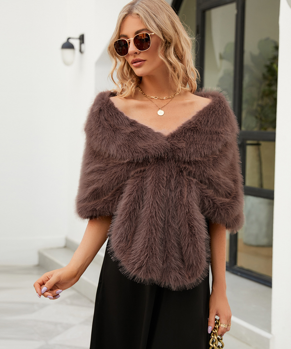 Women's Elegant Solid Color Faux Fur Shawl display picture 3