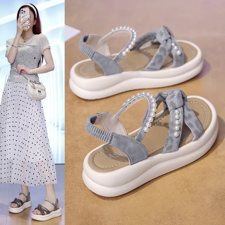 Verano francés para usar zapatillas frías mujeres 2026 nueva moda cruzada perla gruesa fondo una zapatilla de playa zapatillas frías