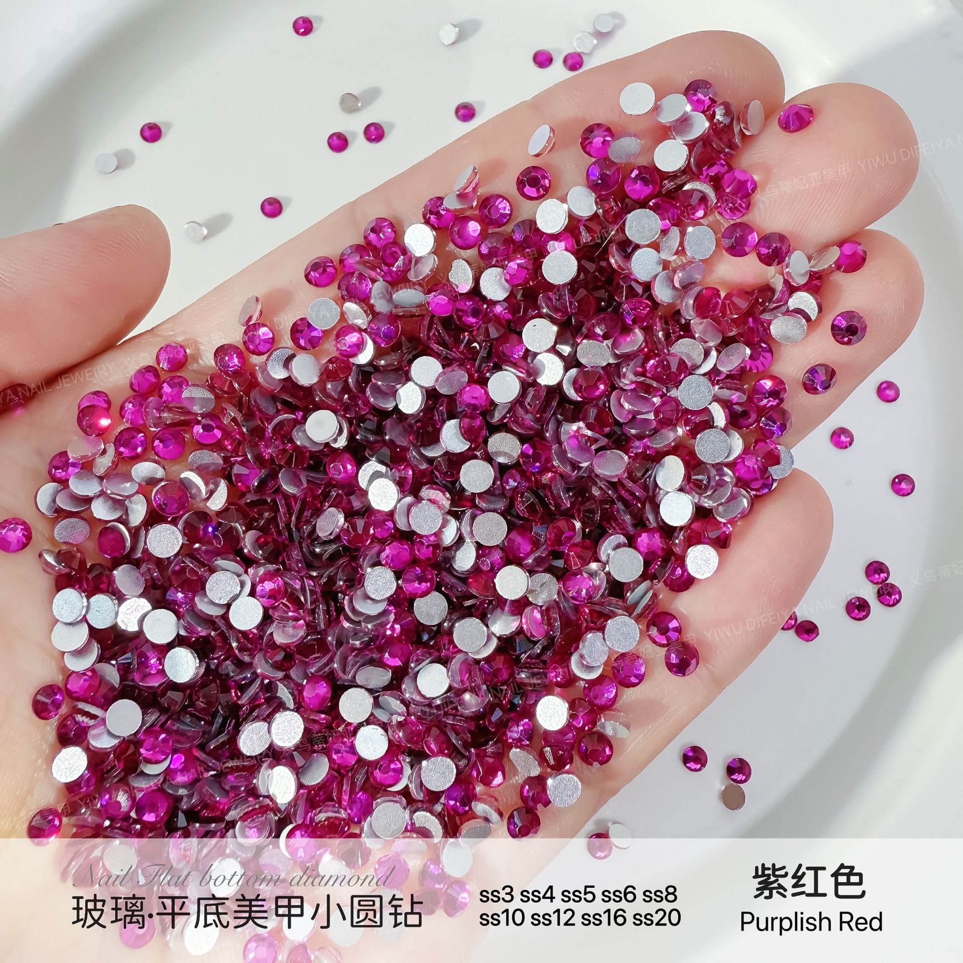 은색 바탕에 보라색