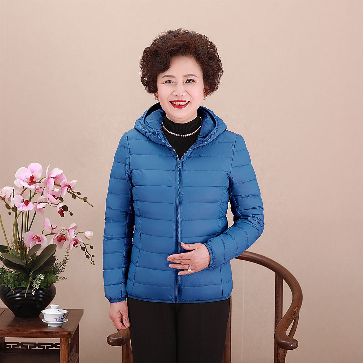 Chaqueta de pluma transfronteriza ligera y delgada nueva dama de mediana edad madres con chaqueta corta con capuzas más grasa MM gruesa