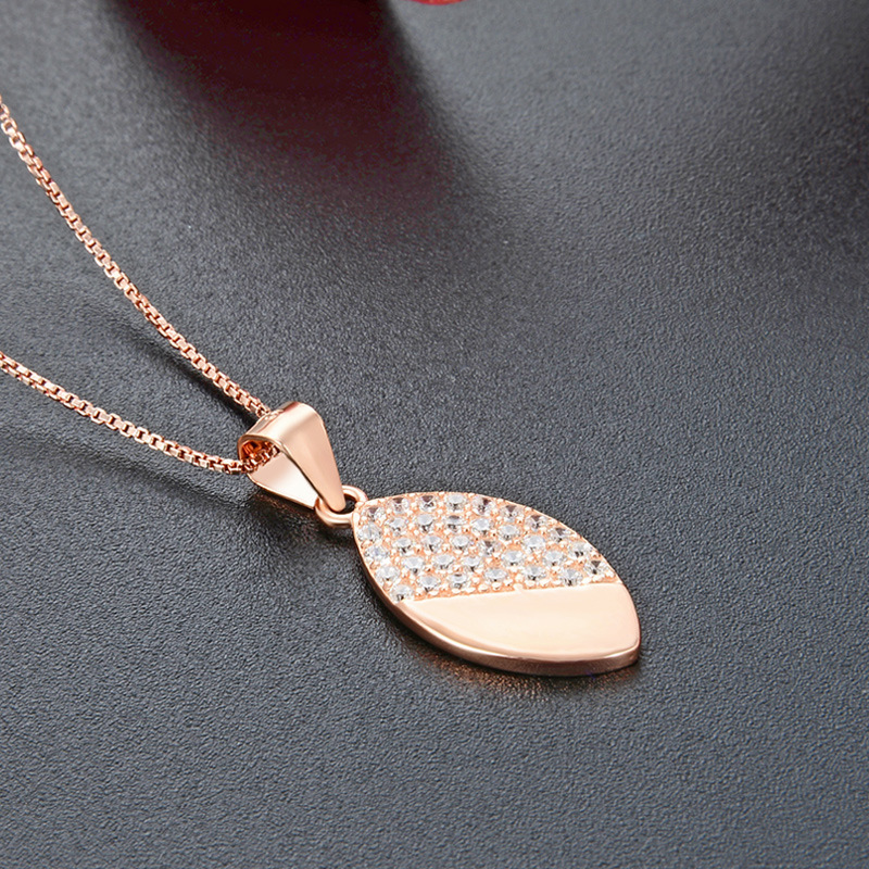 S925 collar de diamantes de plata esterlina Luz de las mujeres de lujo nicho diseño de alto grado de diamante completo oval colgante simple cadena de clavícula