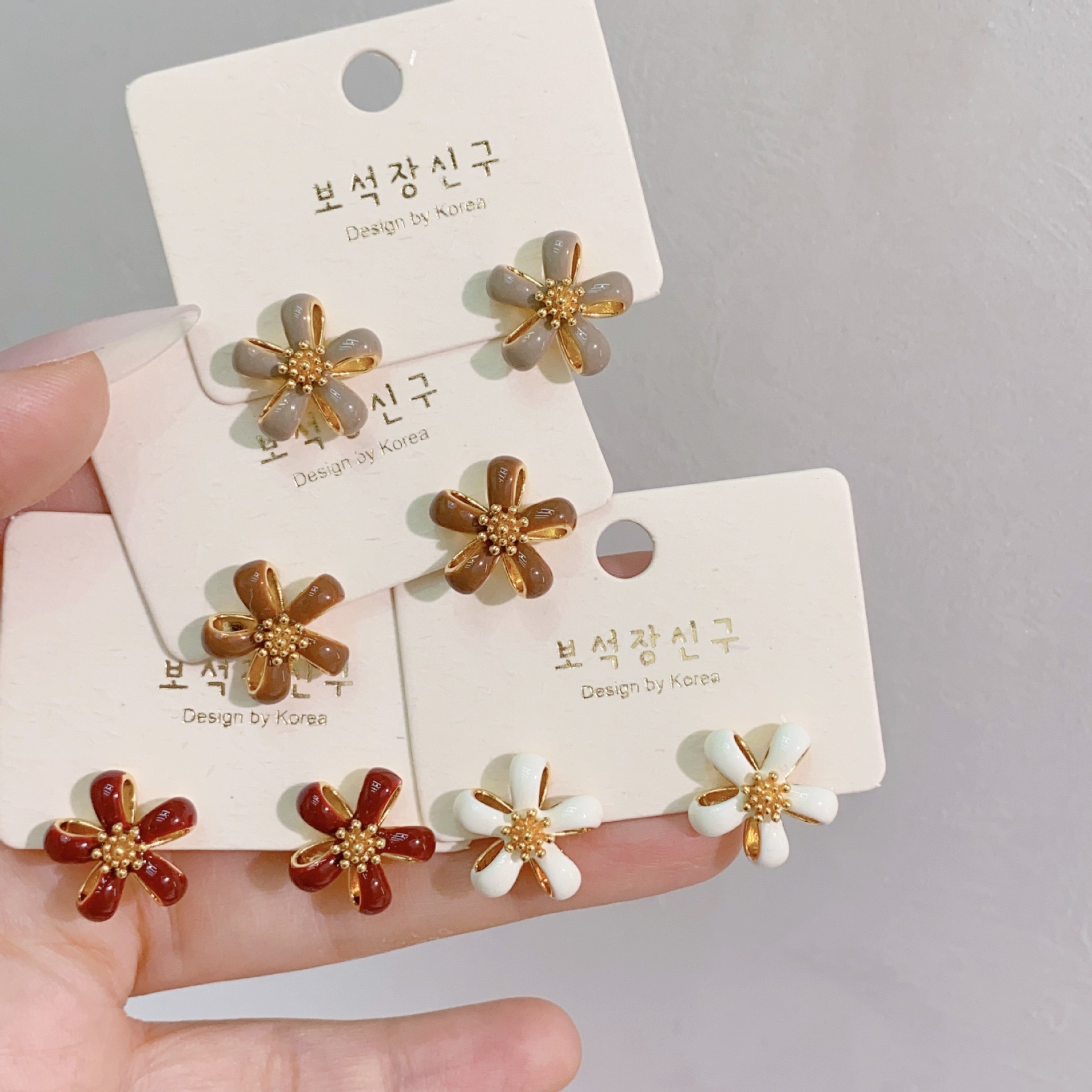 Otoño y invierno nuevos pernos de cinco pétalos de flores dulce aretes elegantes de alta calidad temperamento de moda auriculares al por mayor