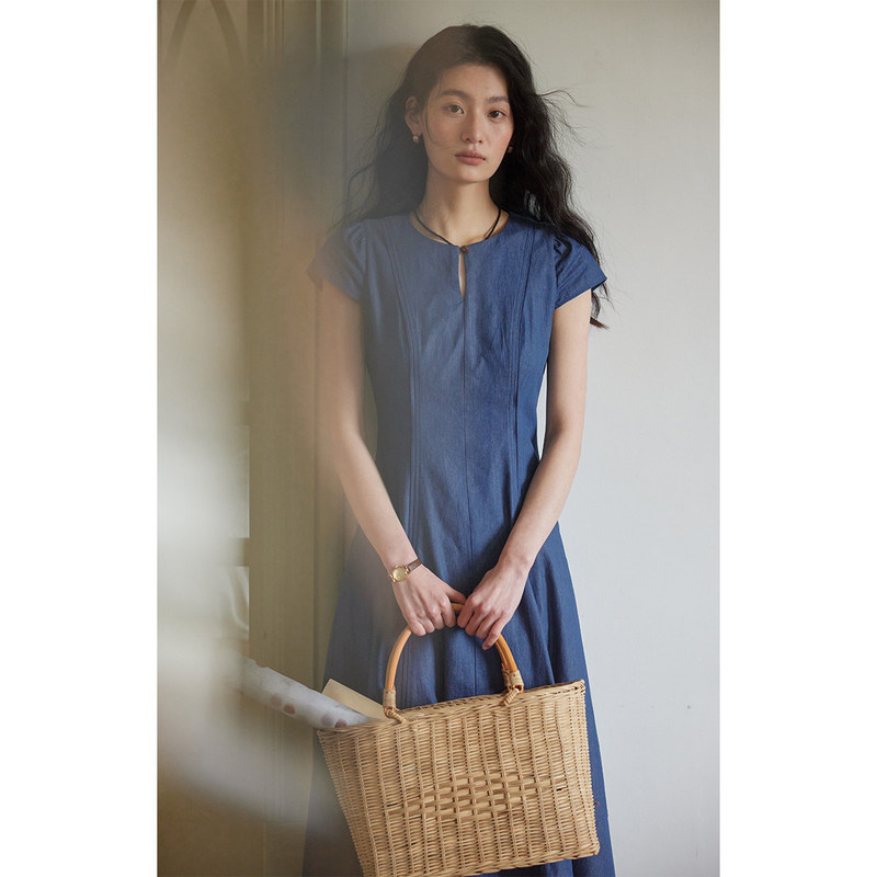 Solighter French-Style One-Button Round-Neck Waist-Cinching Dress, Summer 2026 New Style, Elegant and Slimming Long Dress Solighter French-Style One-Button Round-Neck Waist-Cinching Dress, Summer 2026 New Style, Elegant and Slimming Long Dress