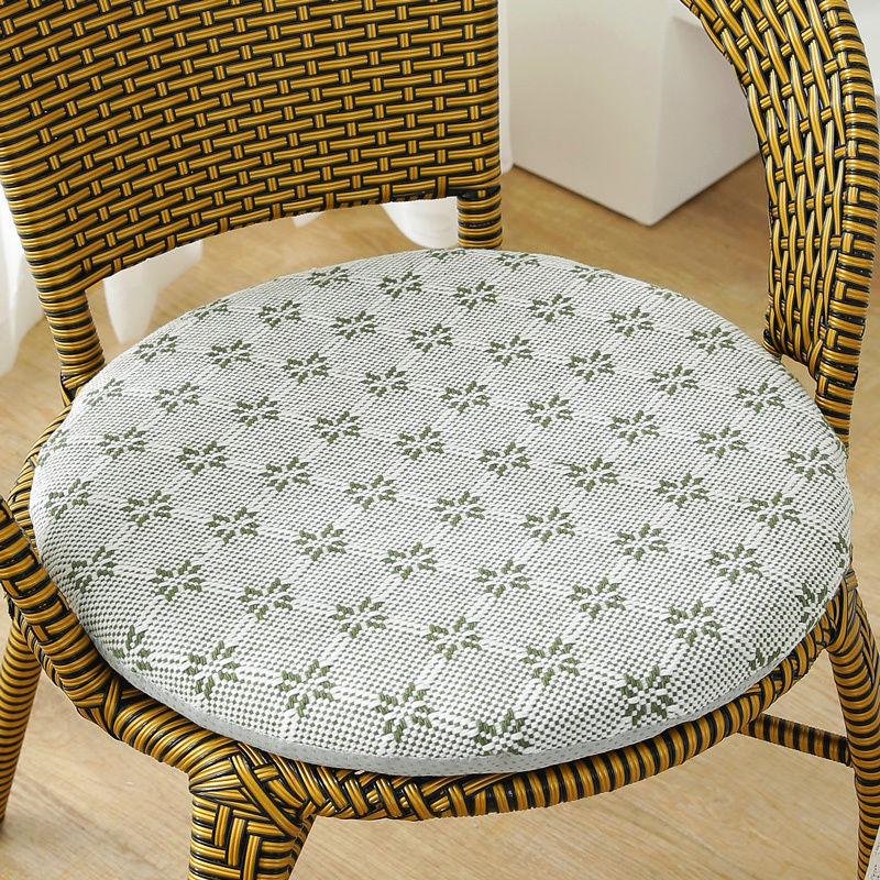 綿麻の円形の座布団を厚くして、藤の椅子の座布団を分解して洗うことができます。