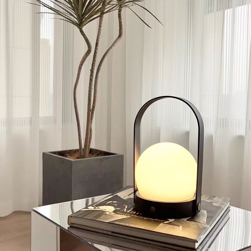 Lámpara de escritorio portátil danesa creativa portátil recargable al aire libre en la atmósfera de camping noche de noche de la niña