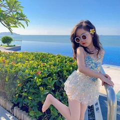 水着の女性の子供の人魚姫のスカートの水着は温泉に入ります。