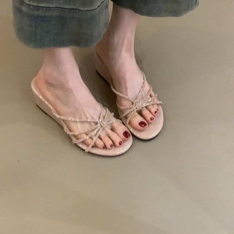 2026 verano nuevo tacones elevados zapatillas frías con una palabra de diamante con zapatillas de cabeza redonda sandalias de tacón alto para mujeres