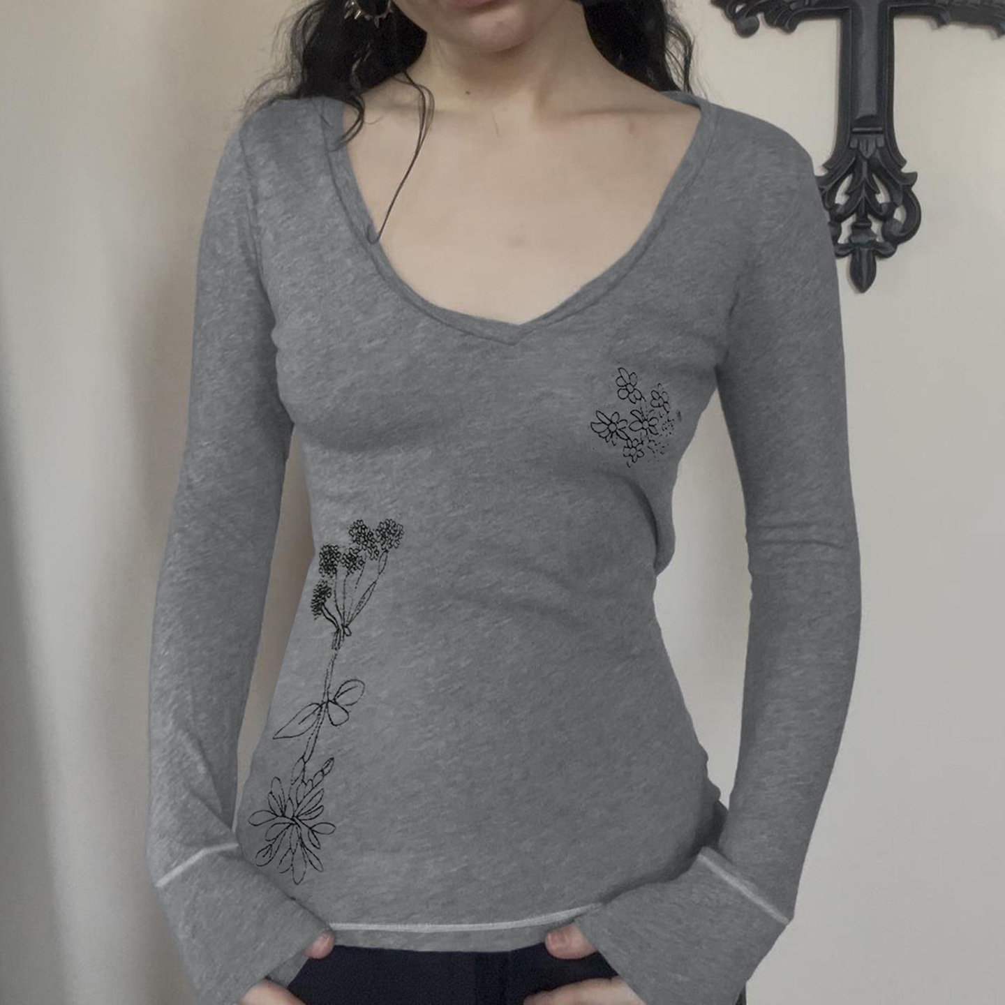 欧美休闲简约植物花卉小刺绣V领长袖T恤秋冬百搭显瘦打底衫上衣女