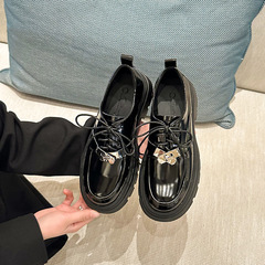 ネット紅同金の厚い底の楽福靴の女性2023本革の銀のバックルのひもの丸い頭の松餅の小さい革靴の太い靴の女性