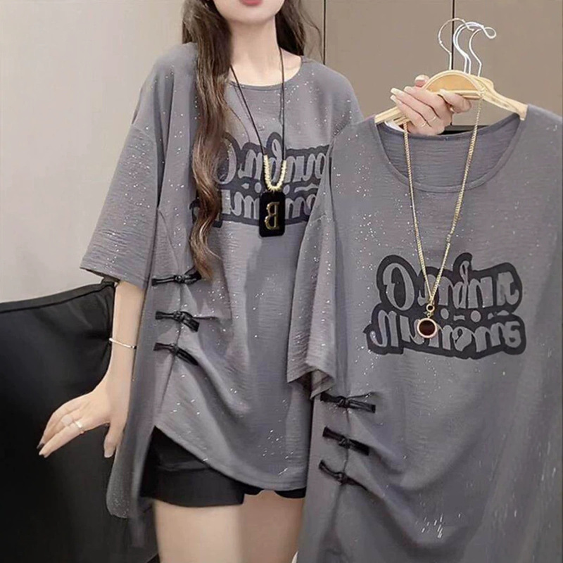 Vintage Button Letter Print Mid-Length T-Shirt for Women, Short Sleeve, New Summer Style, Loose Fit, Slimming, Neck Protection, Health Ring Vintage Button Letter Print Mid-Length T-Shirt for Women, Short Sleeve, New Summer Style, Loose Fit, Slimming, Neck Protection, Health Ring