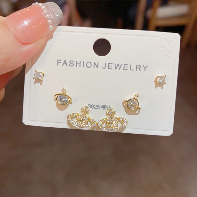 S925 aguja de plata micro incrustaciones de circón pendientes cortos pendientes de pelo corto japonés y coreano elegante todo-fósforo simple conjunto de tres piezas pendientes para las mujeres