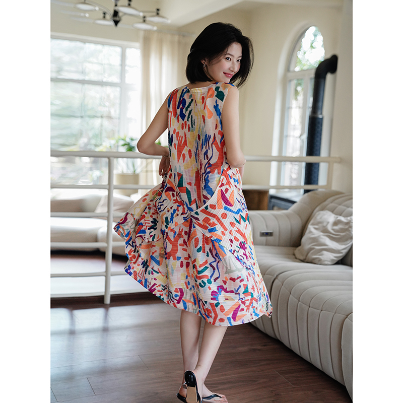 2025 Design-Inspired Printed Pleated Dress in Issey Miyake Style for Women, Loose Fit, Tummy-Concealing, High-End, Elegant, Sleeveless, Mid-Length Dress 2025 Design-Inspired Printed Pleated Dress in Issey Miyake Style for Women, Loose Fit, Tummy-Concealing, High-End, Elegant, Sleeveless, Mid-Length Dress