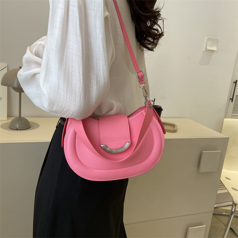 2023 봄 새 가방 여성 패션 트렌디 한 어깨 가방 틈새 간단한 겨드랑이 가방 인기 캐주얼 초승달 가방