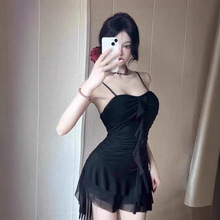 纯欲辣妹黑色吊带连衣裙女夏季不规则显瘦短裙小众收腰荷叶边裙子