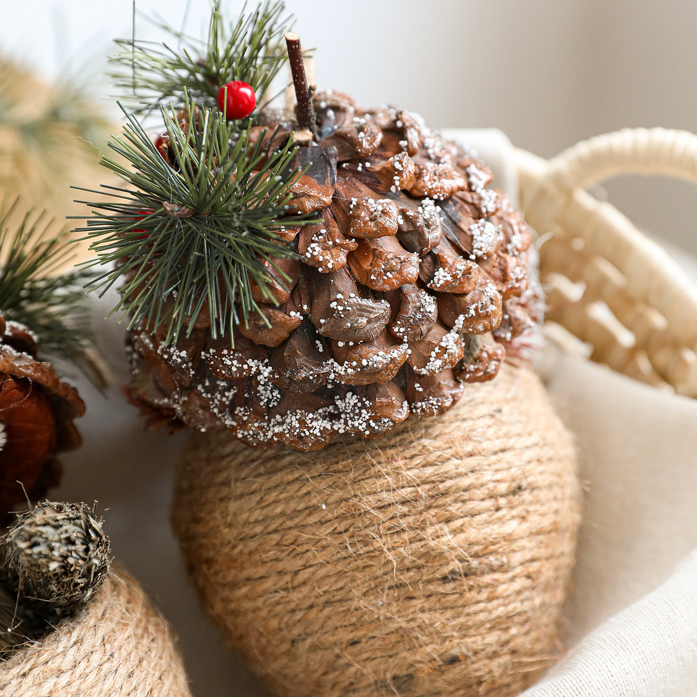 Nuevo sombrero de madera ardilla cuerda de cáñamo seda adornos de mesa tejidos a mano paja colgante árbol de Navidad colgante