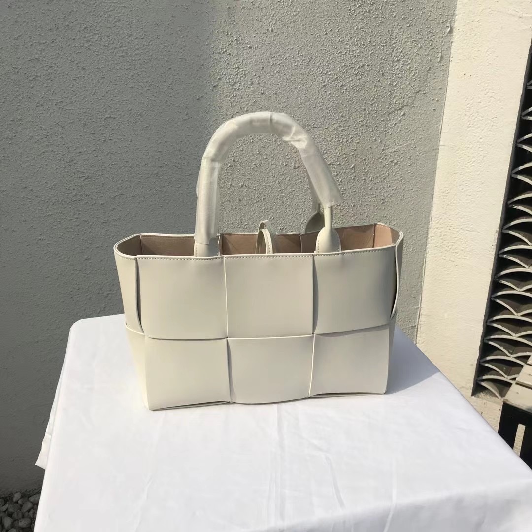Bolso tote ARCO de moda para la primavera 2025, estilo internet, gran capacidad, con bolsa interior con cremallera, bolso de hombro, 6 colores, en stock.