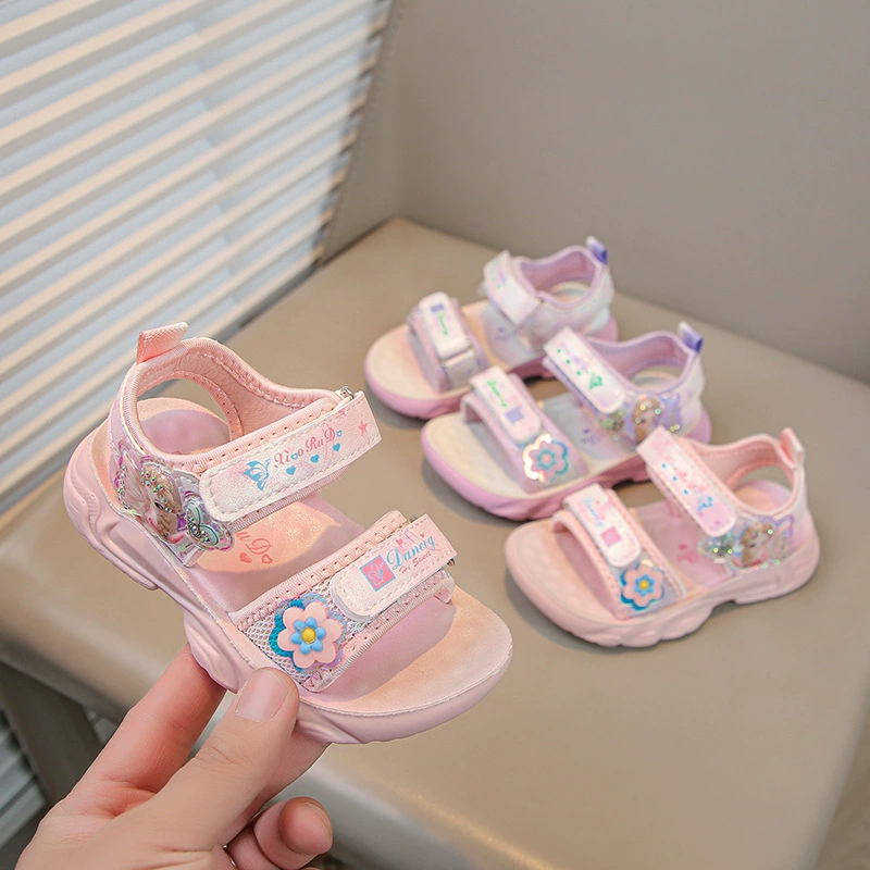 Летние сандалии 2025 года в новом стиле, корейские, с мультяшным принтом, повседневные, для девочек, подростков и детей среднего возраста, школьников, с нескользящей полиуретановой подошвой, пляжная обувь