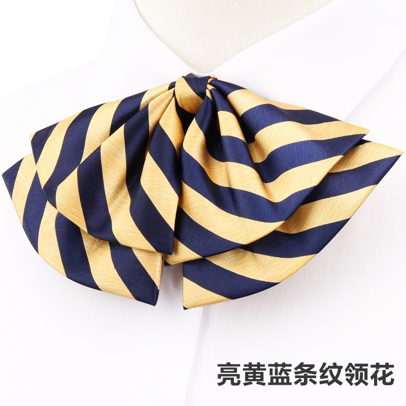 밝은 노란색과 파란색 줄무늬 나비 칼라 꽃