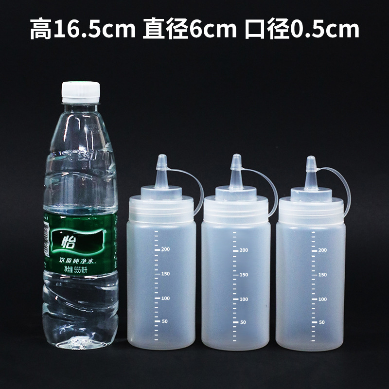 ソース瓶のプラスチックソース瓶の表装の口を押して、ケチャップのジャムを押します。|undefined
