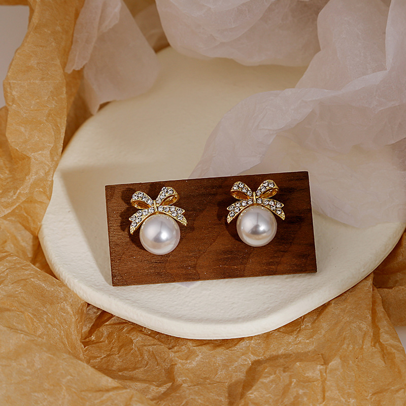 Women's Sweet Bow Knot Alloy Rhinestones Earrings Pearl Metal Diamond Stud Earrings display picture 2