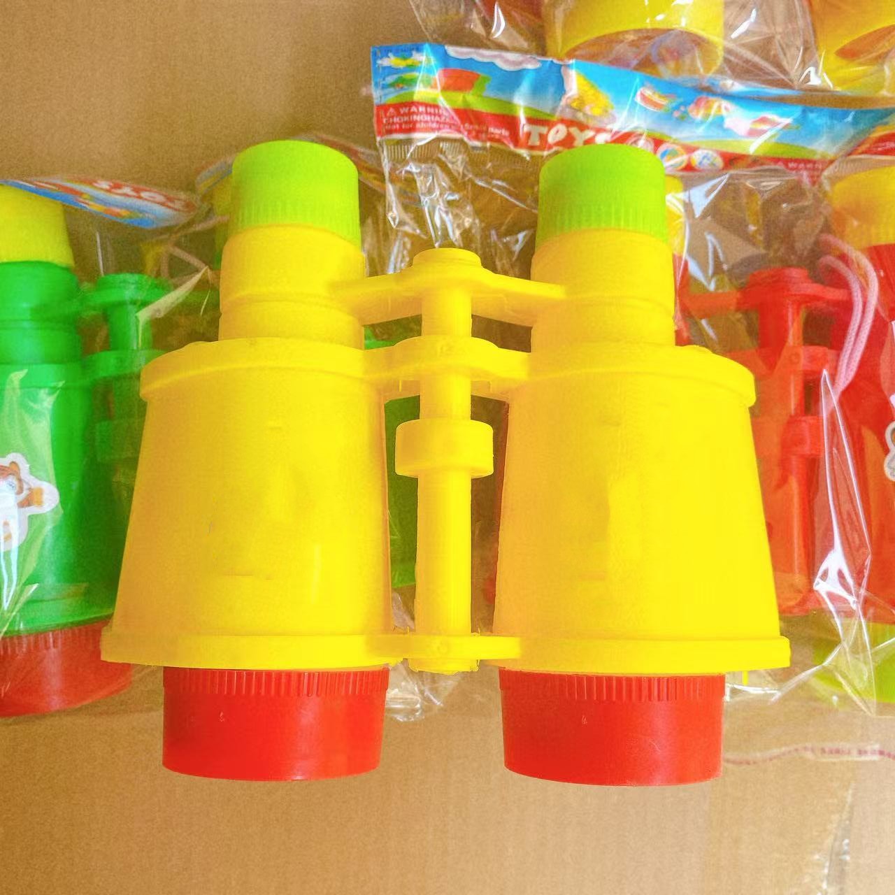 Juguetes para niños, binoculares de colores, bolsas grandes, regalos, boutique, jardín de infantes, puestos de doble tubo, 2 yuanes al por mayor