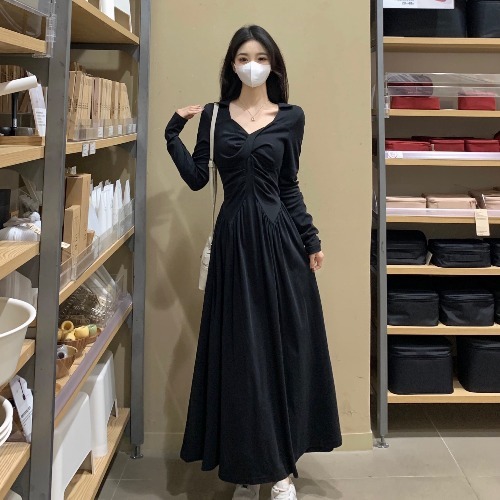 高级感赫本黑色V领长袖连衣裙秋季新款大码胖mm收腰显瘦垂感长裙|undefined