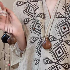 レトロな檀木の酒壺のペンダントの長いネックレスの女性の大衆のデザイン感の毛の服のチェーンの秋冬の民族の風の個性の装飾