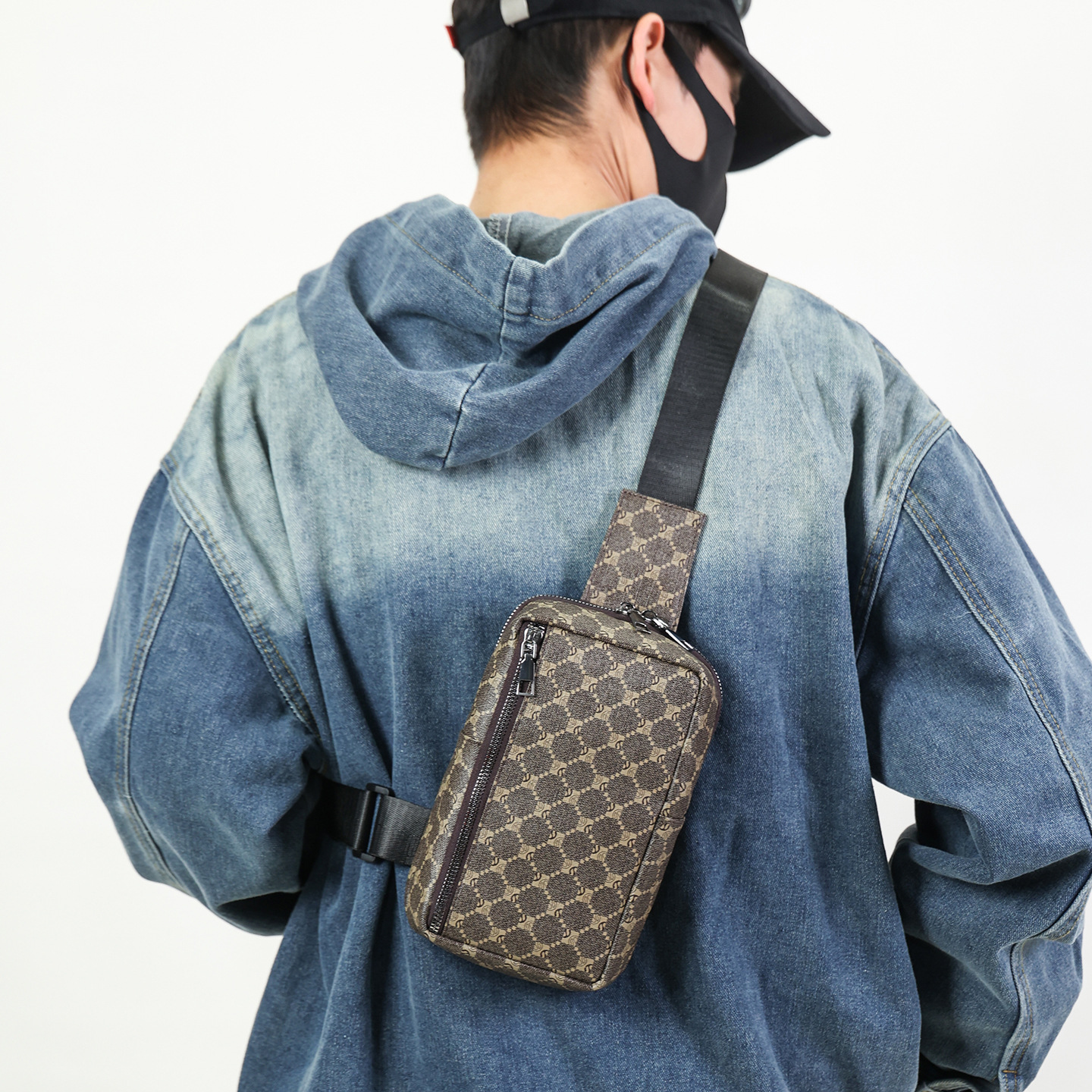 Mochila bandolera pequeña para hombre, estilo deportivo, ideal para ocasiones informales. También disponible en versión para mujer._voghion.com