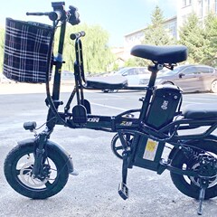 電動車の子供用シートを運転して前に折りたたみます。
